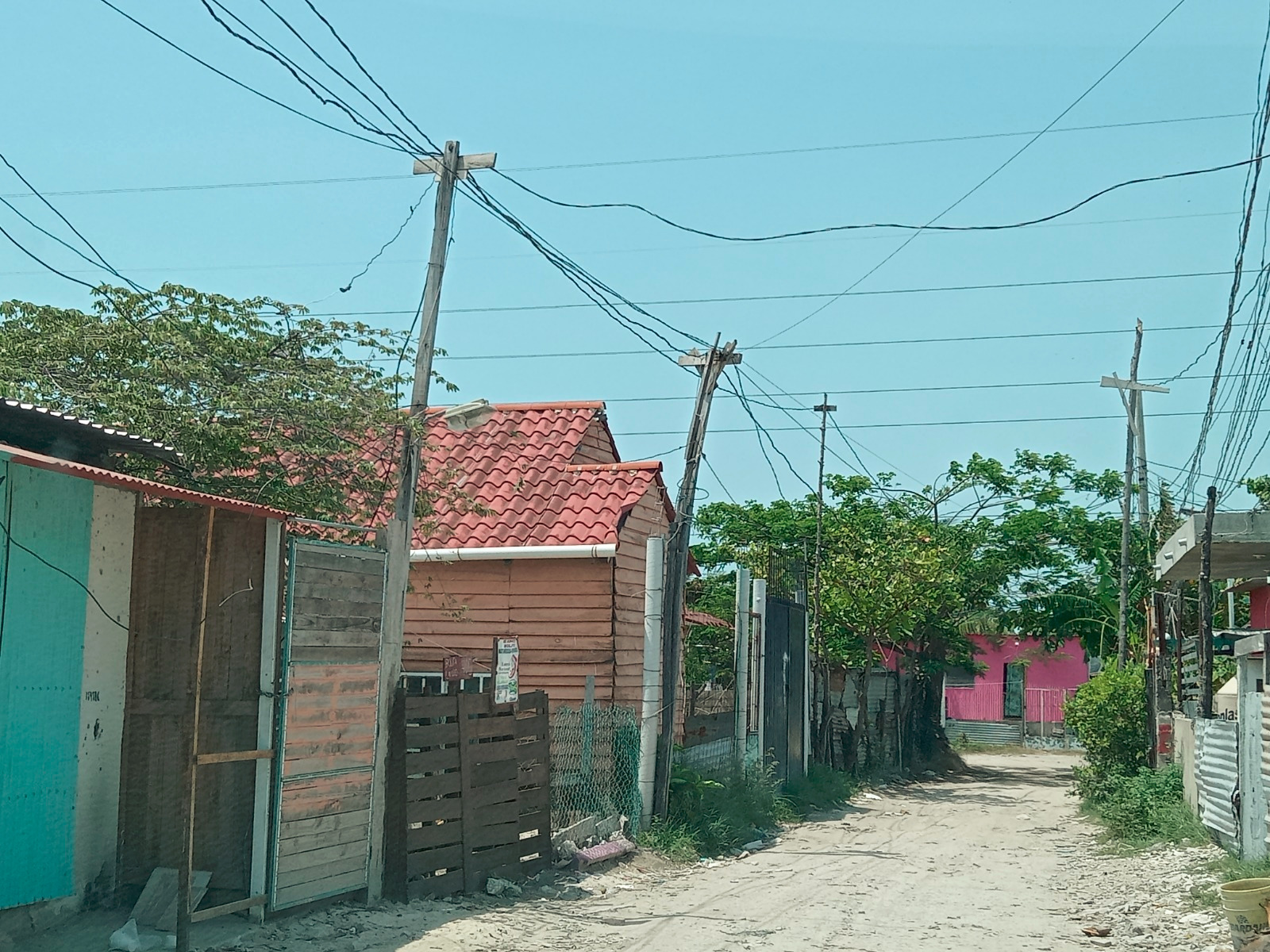 Falta voluntad de la CFE para regular el servicio en zonas de invasión