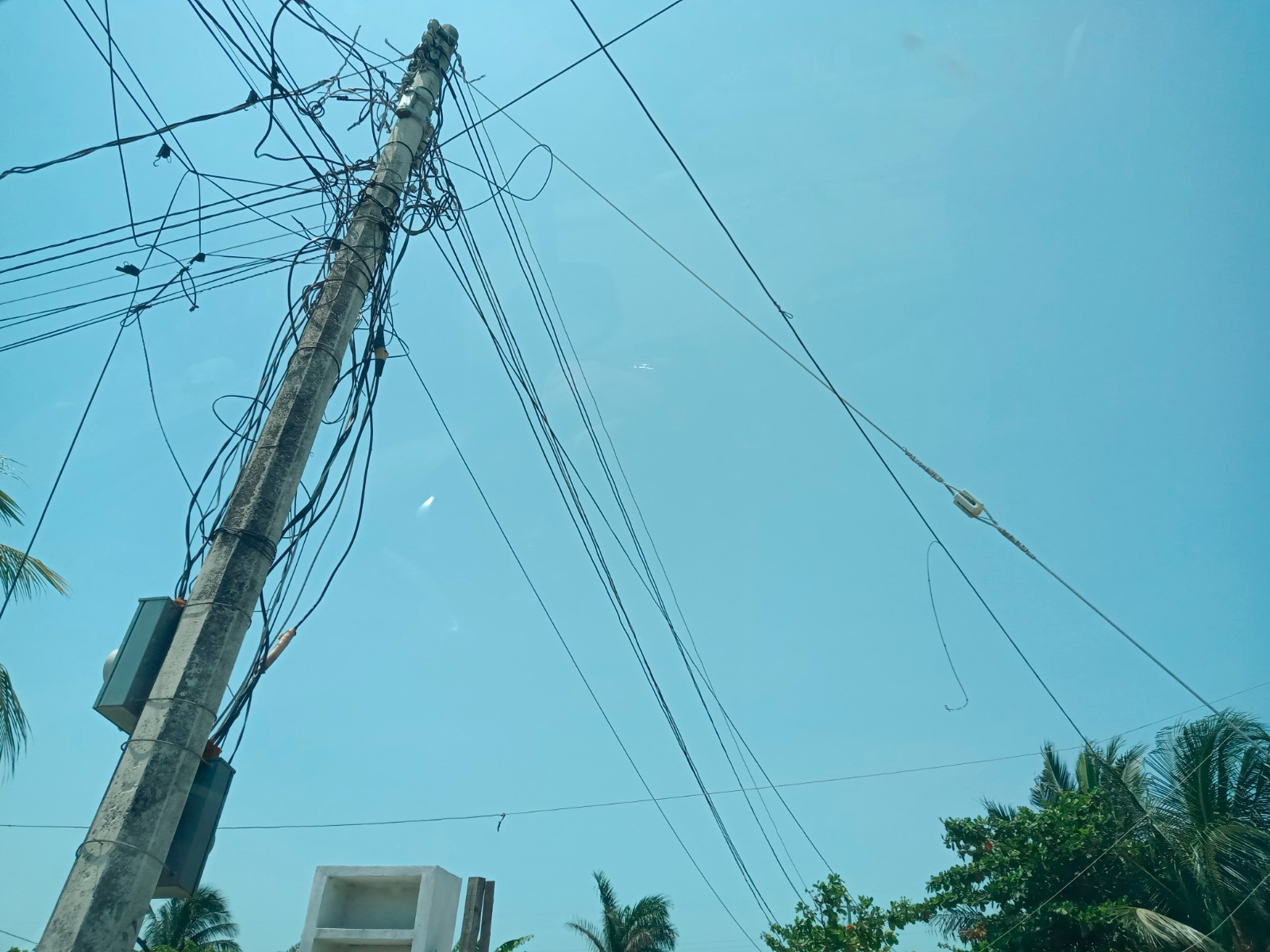 Falta voluntad de la CFE para regular el servicio en zonas de invasión