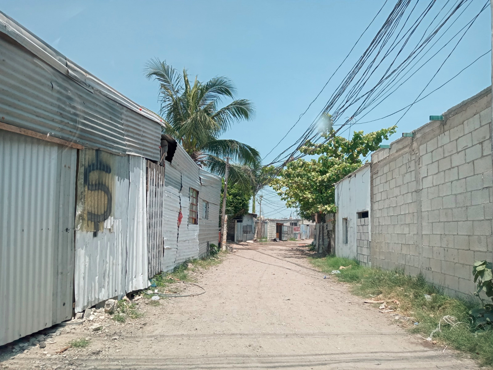 Falta voluntad de la CFE para regular el servicio en zonas de invasión