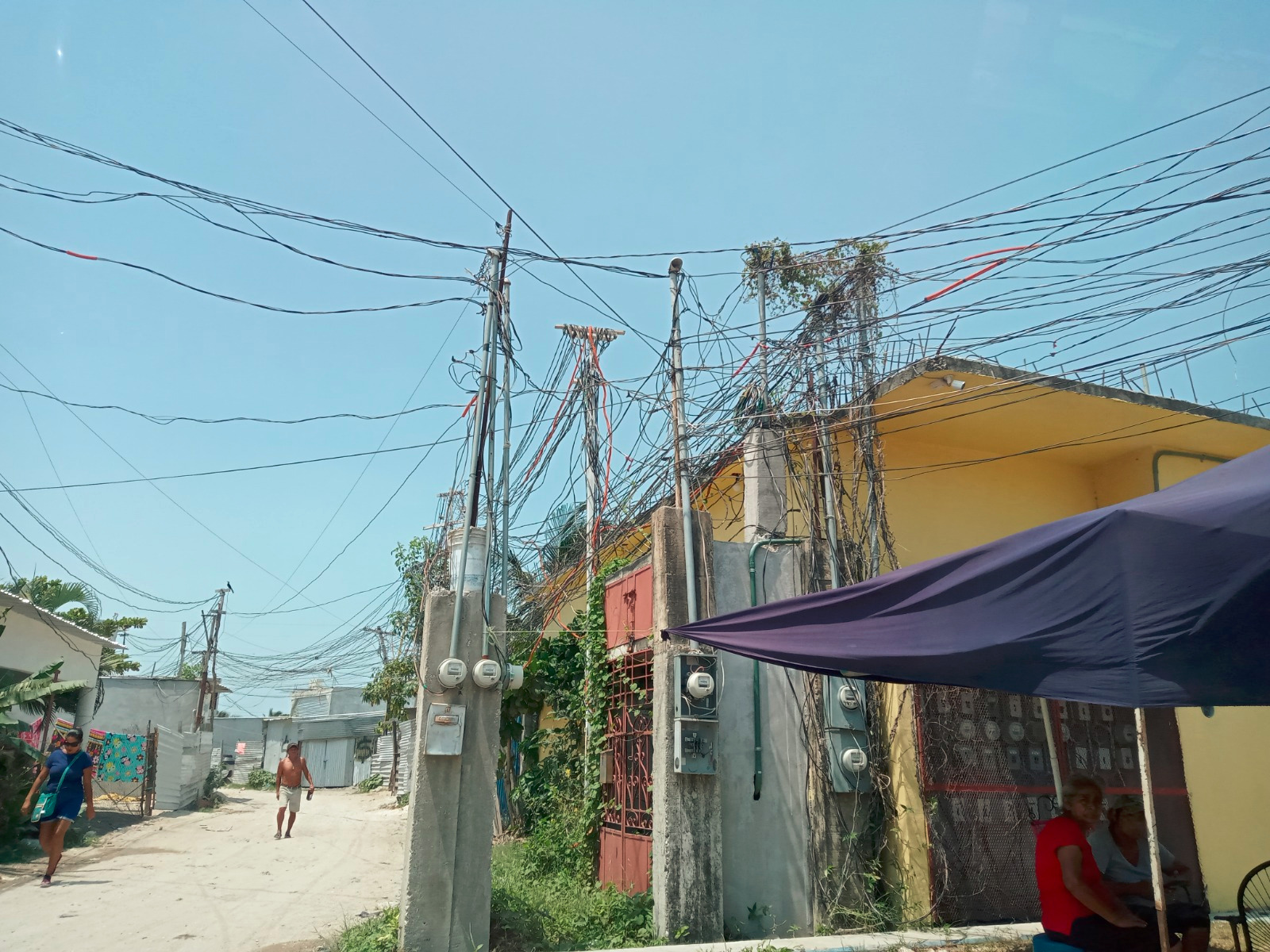 Falta voluntad de la CFE para regular el servicio en zonas de invasión