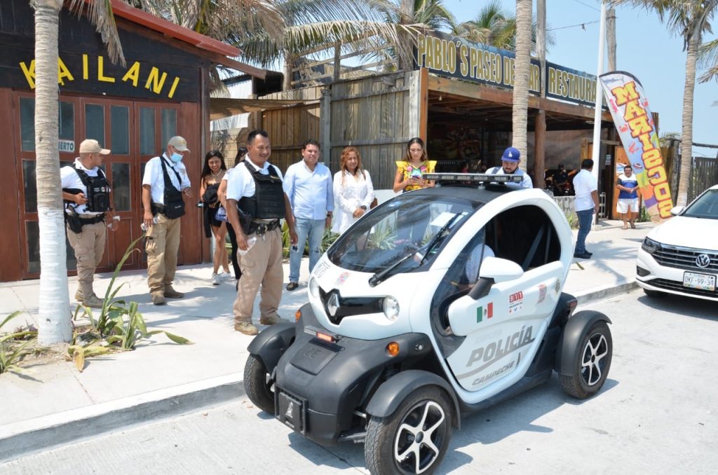 Policía Turística de adorno en el malecón Colestero de Playa Norte