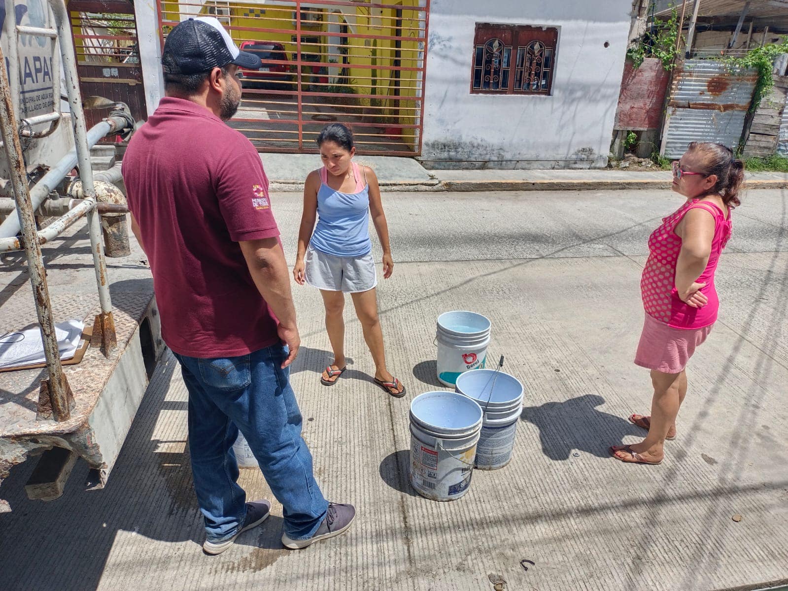 Familias carmelitas piden al SMAPAC agua en las tuberías para no depender de las pipas