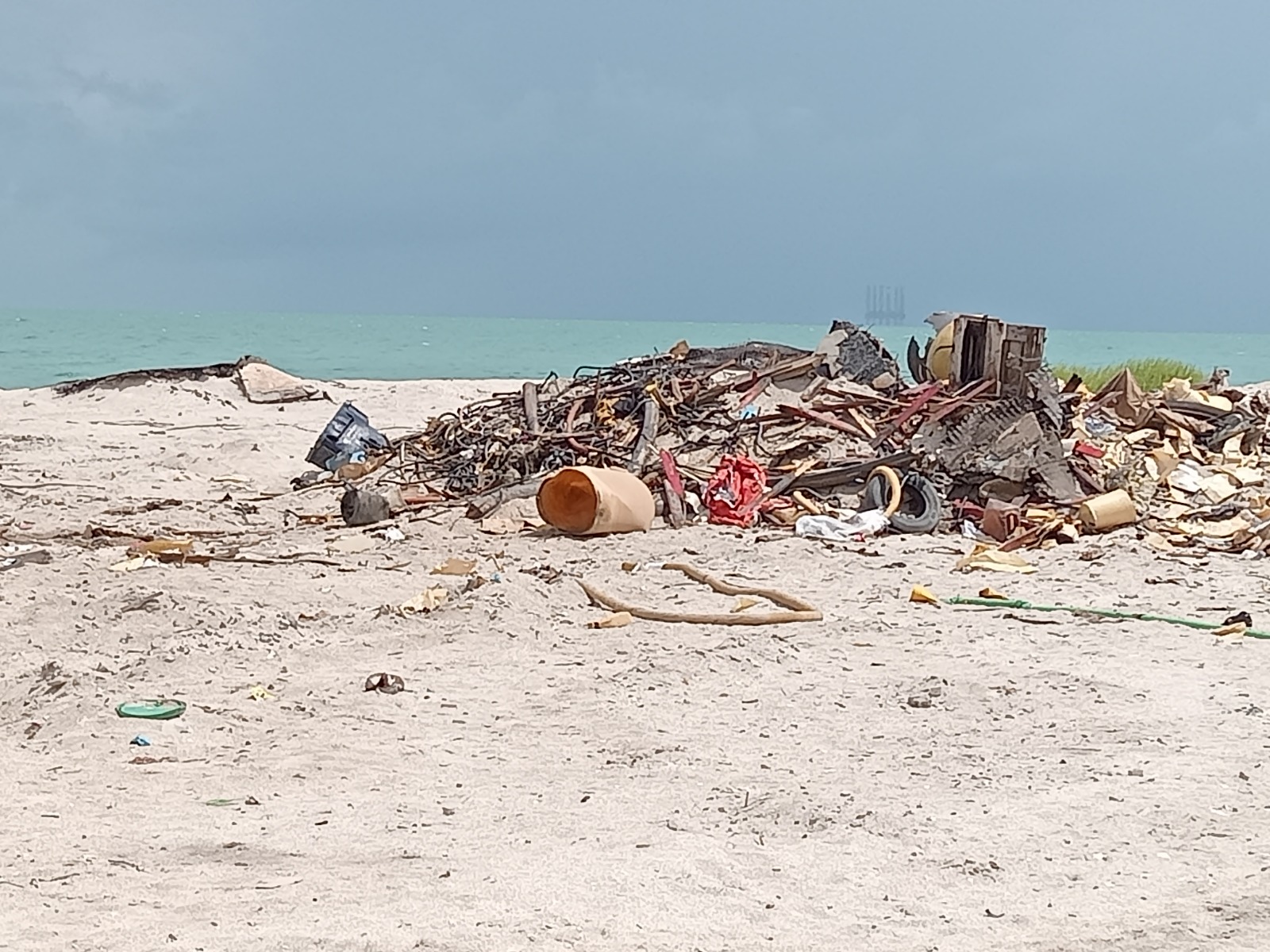 Solo contaminación ha dejado los desguaces de barcos en las costas de Ciudad del Carmen