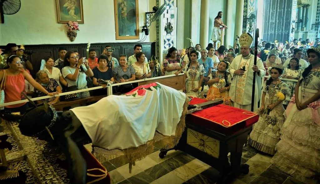 Bajan al Cristo Negro