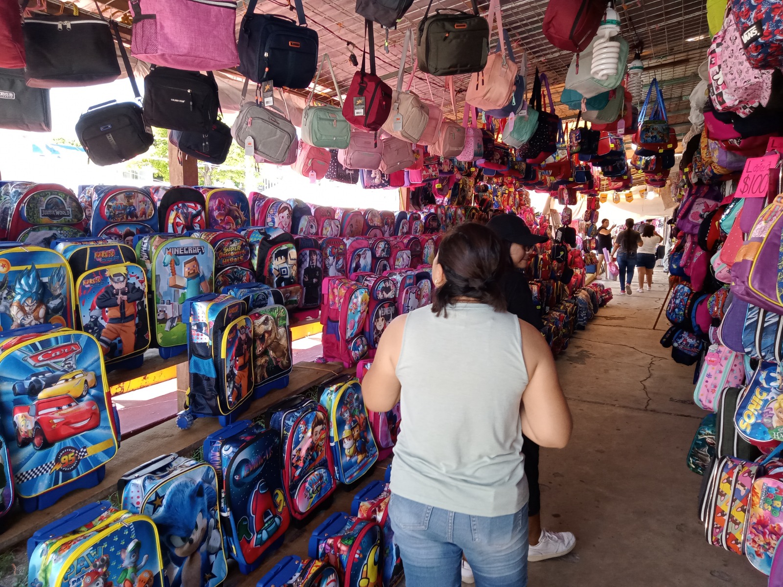 Tianguis de regreso a clases de Ciudad del Carmen ven un repunte del 20% en sus ventas
