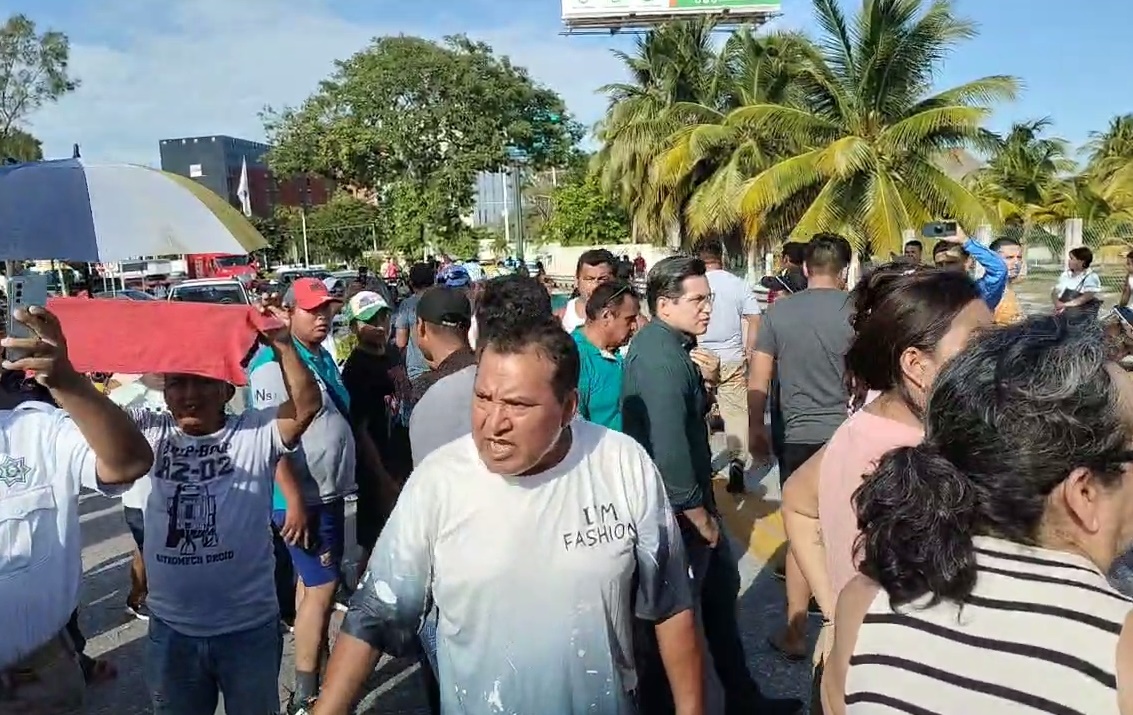 Se enfadan conductores de vehículos varados por el cierre del Puente Zacatal en Ciudad del Carmen