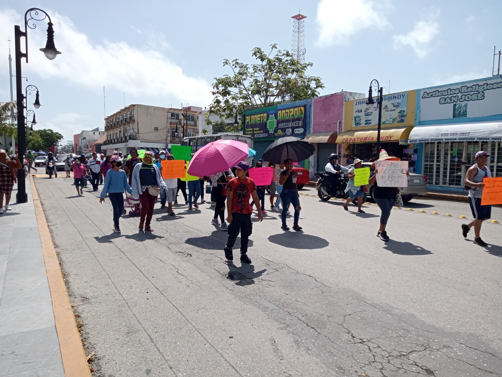 Marchan bazaristas y tianguistas de Ciudad del Carmen y se plantan a fuera del Palacio Municipal