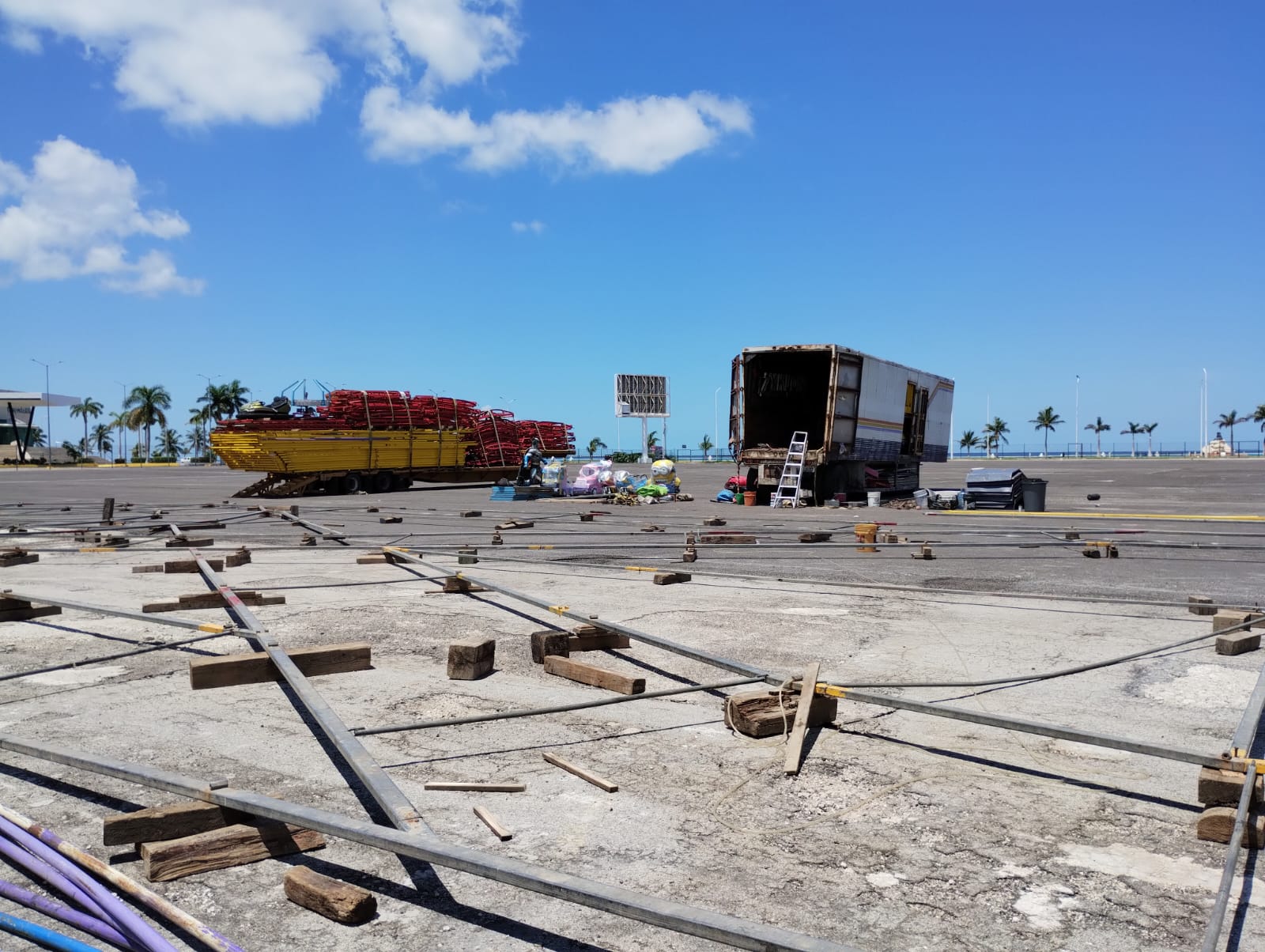 Inicia instalación de juegos mecánicos