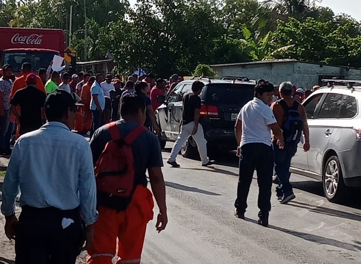 Obreros de Atasta pagan para trabajar