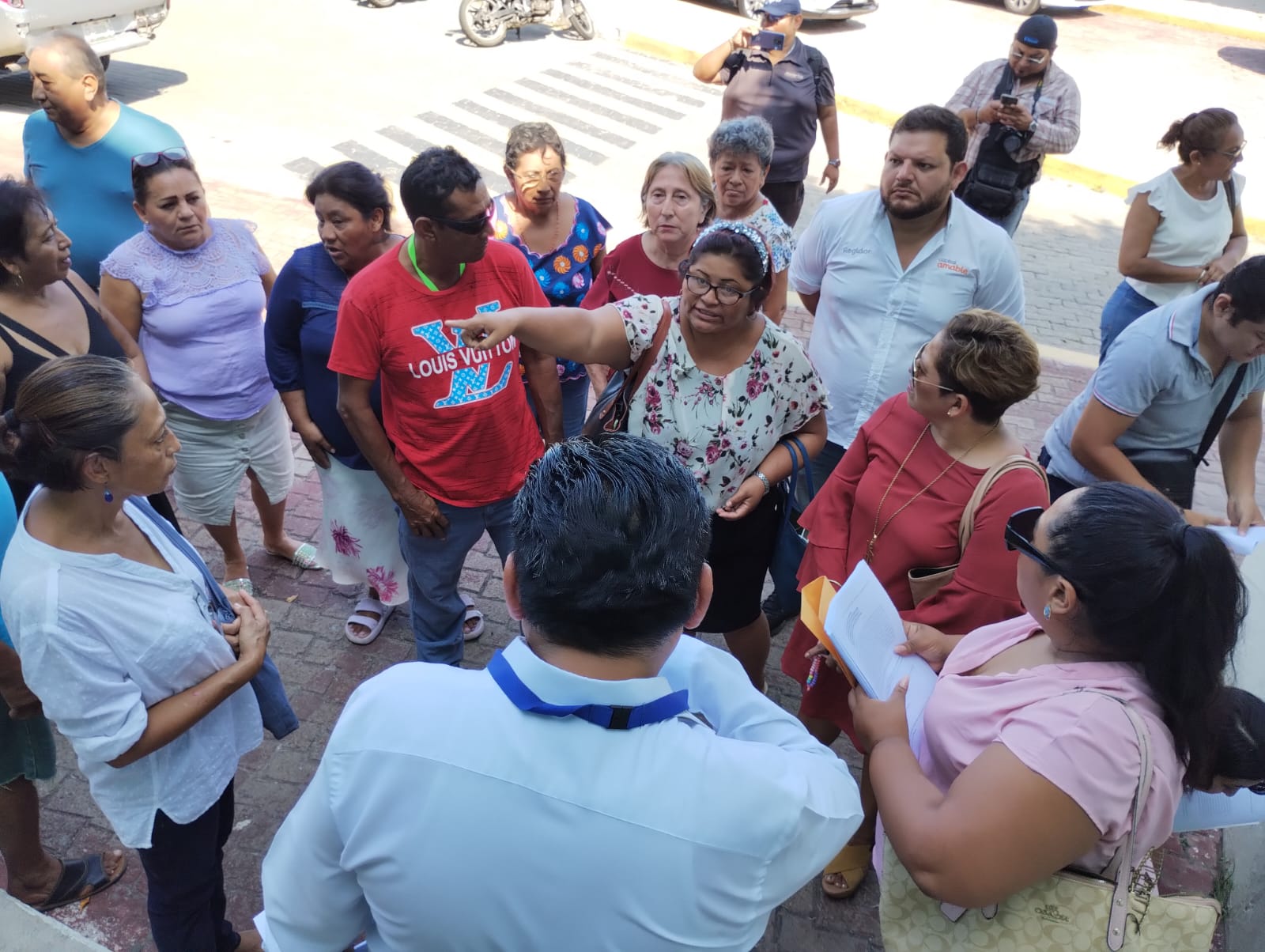 Campechanos se quejan de la CFE