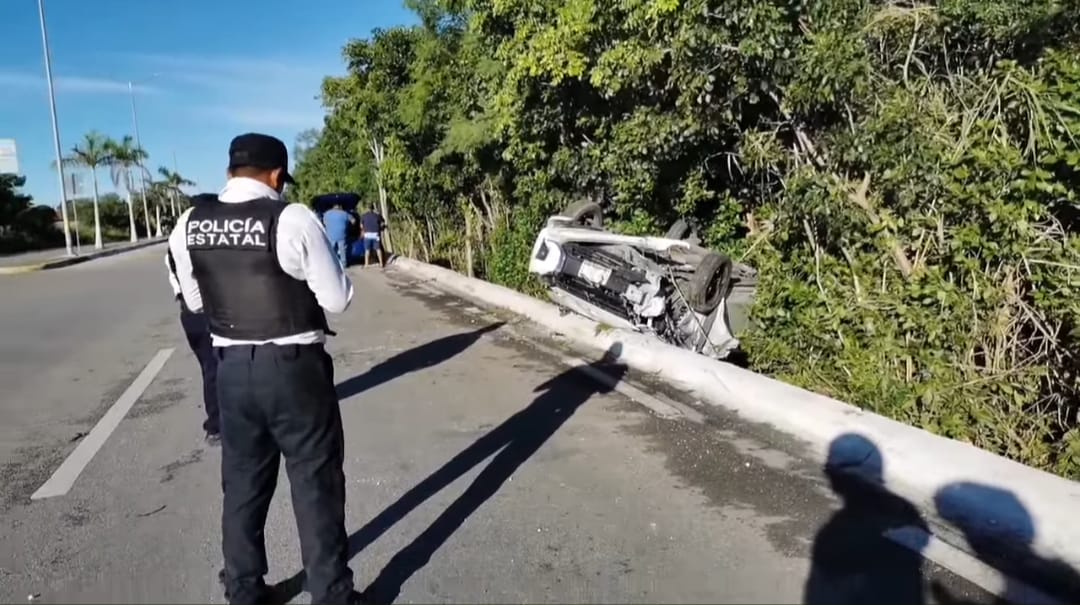 Conductora vuelca en la costera