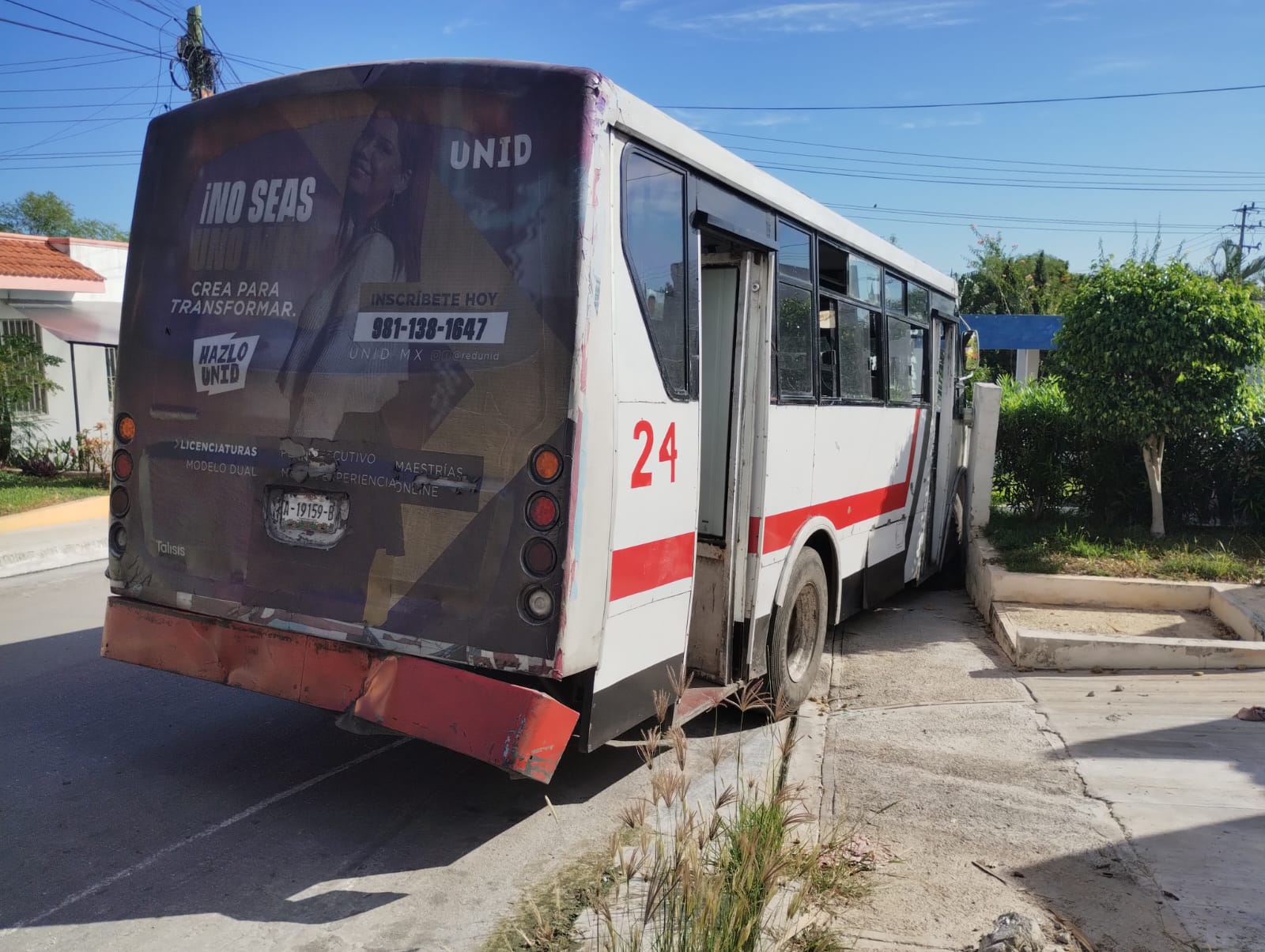 Microbús se queda sin frenos