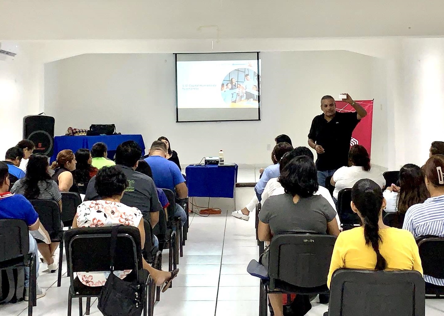 Brindan seminario a empresarios carmelitas