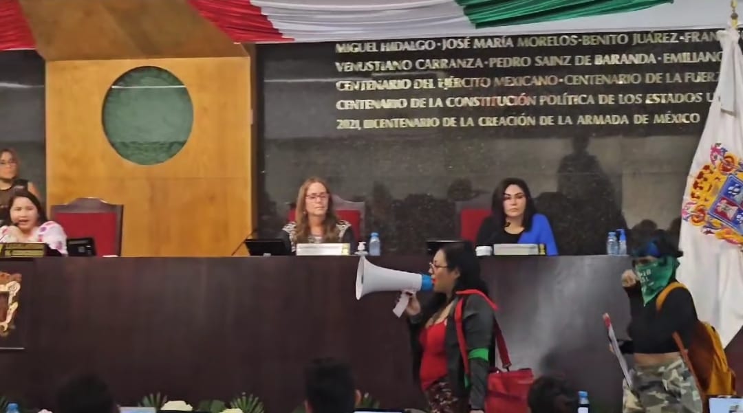 Feministas irrumpen en Palacio Legislativo