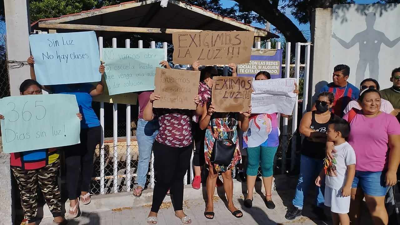 Padres de familia cierran escuela