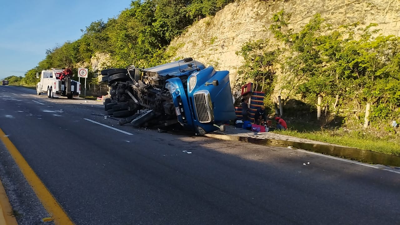 Tráiler queda volteado