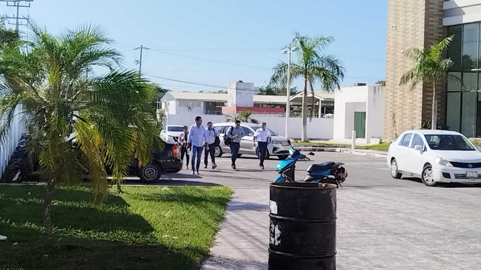 Comparecen ex funcionarios