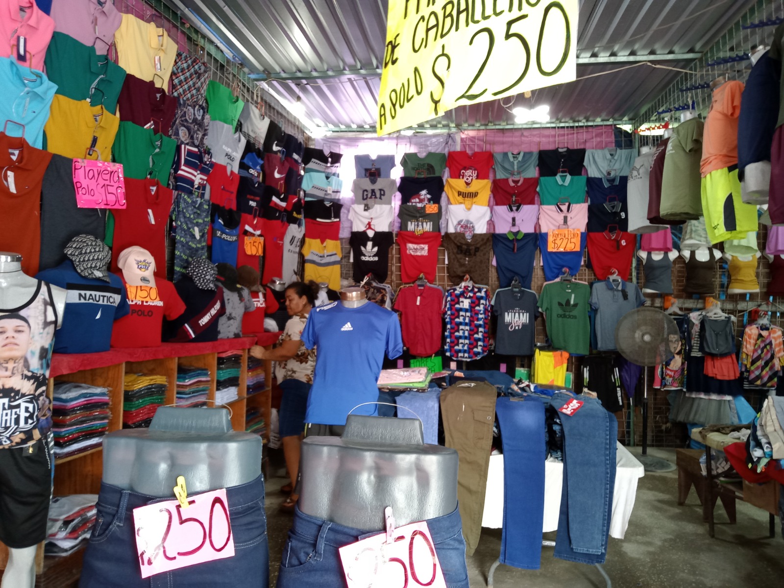 Comerciantes de ropas del Chechén de Ciudad del Carmen desconocen cuándo serán reubicados