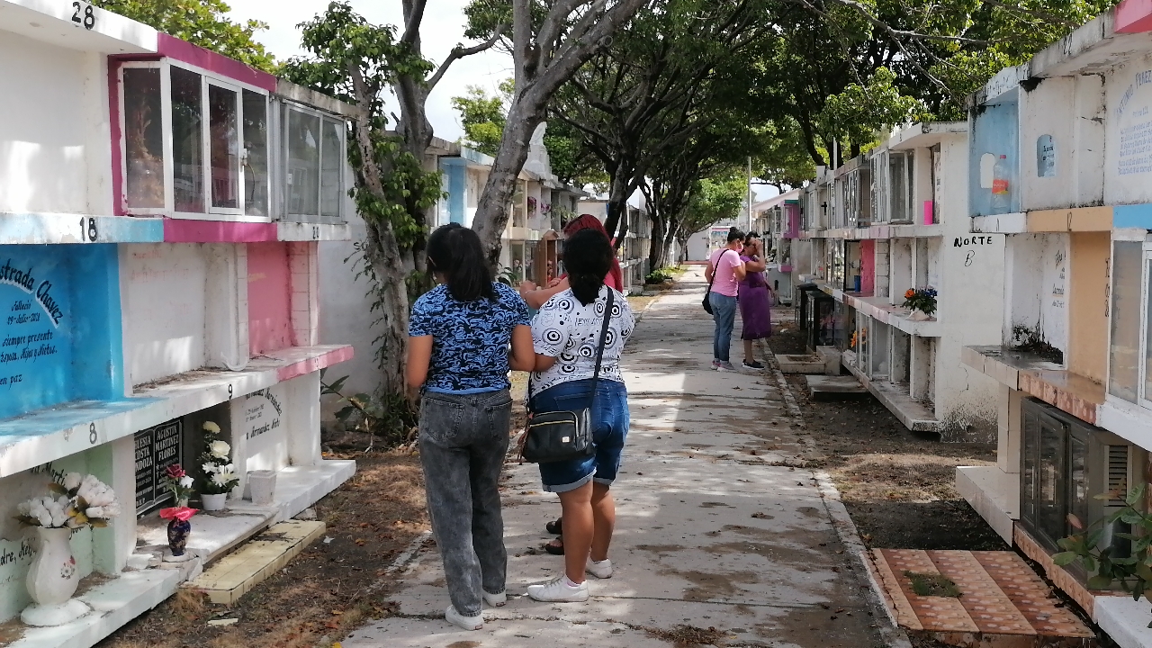 Familias carmelitas visitan la tumba de sus seres queridos