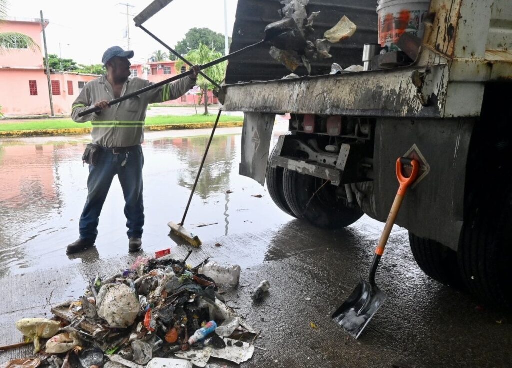 Basura obstruye alcantarillas y provoca inundaciones