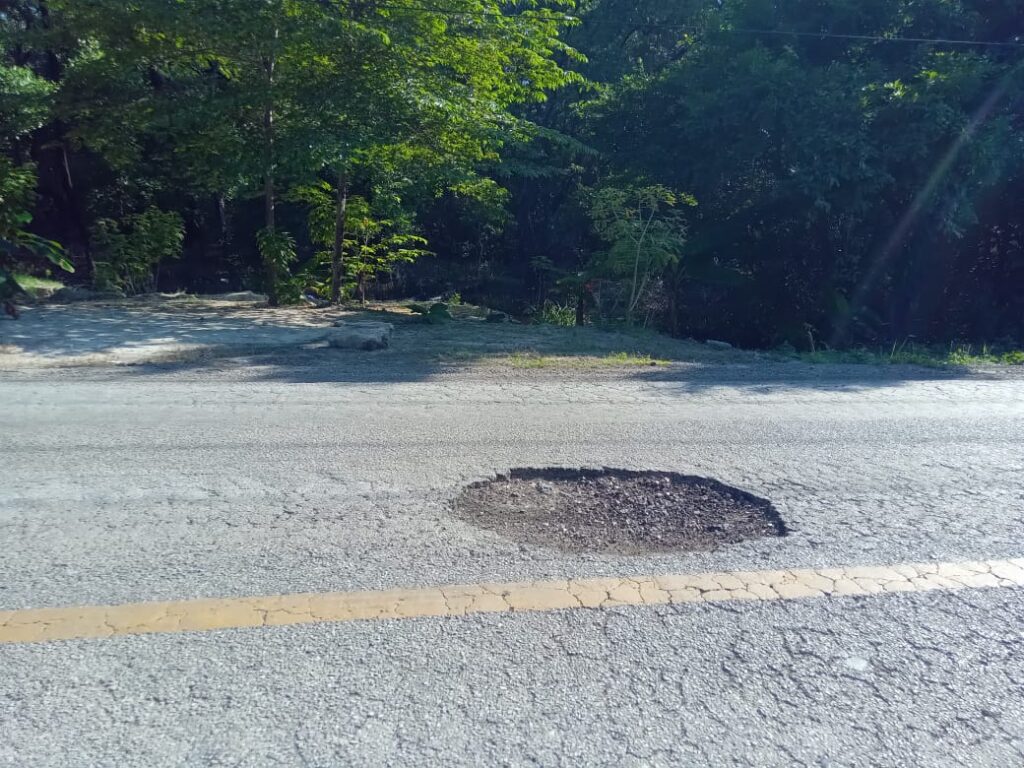 Salida de camiones por baches y trampas en carreteras federales del municipio de Carmen