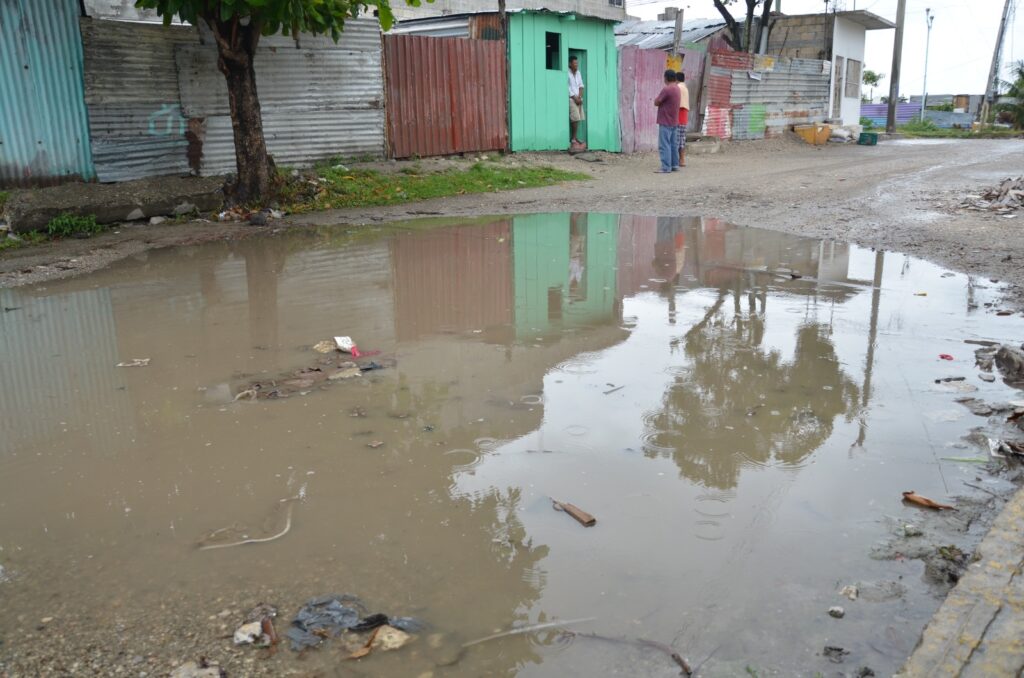 Basura obstruye alcantarillas y provoca inundaciones
