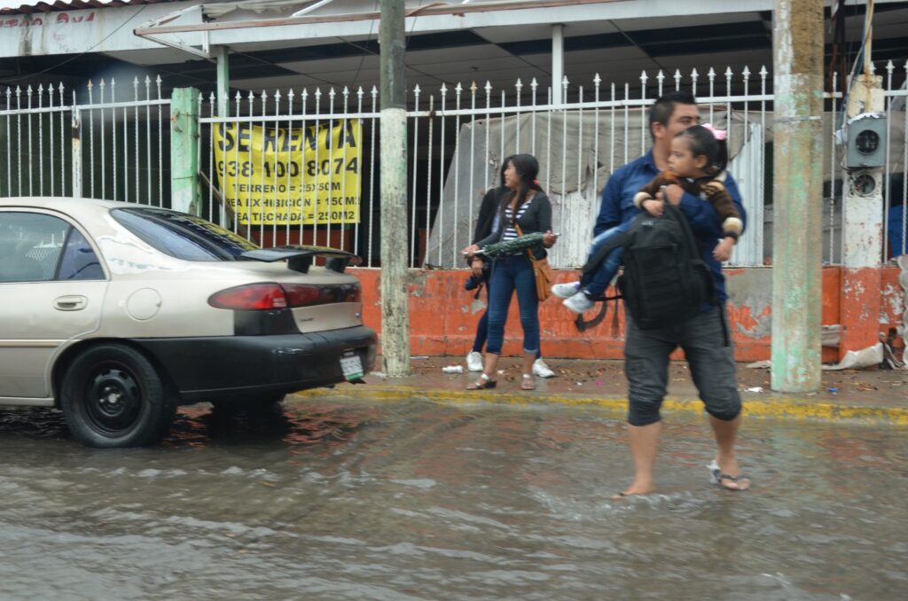 Basura obstruye alcantarillas y provoca inundaciones
