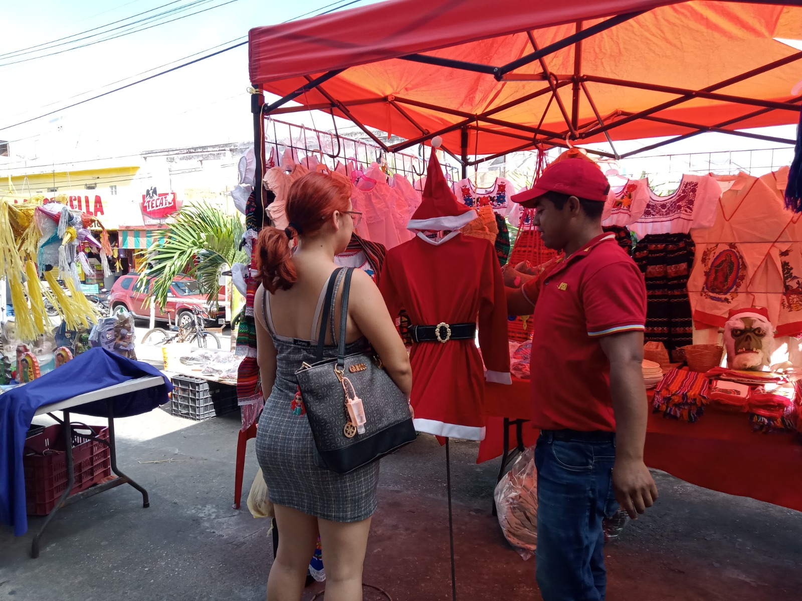 Bajas ventas de trajes de inditos para niñas y niños en Ciudad del Carmen