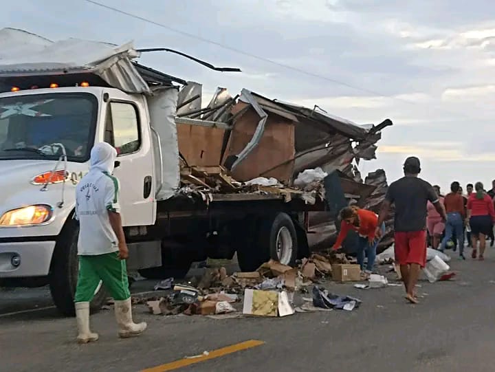 Salida de camiones por baches y trampas en carreteras federales del municipio de Carmen