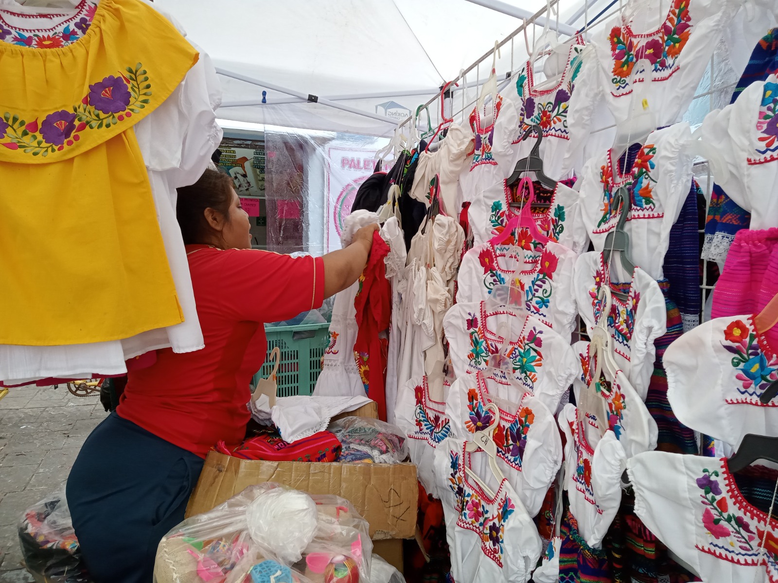 No repunta la venta de trajes de inditos: En Ciudad del Carmen