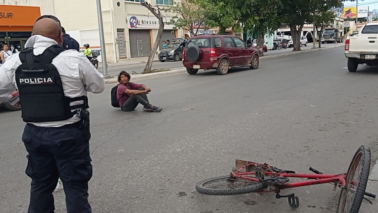 Ebrio sujeto a bordo de su bicicleta