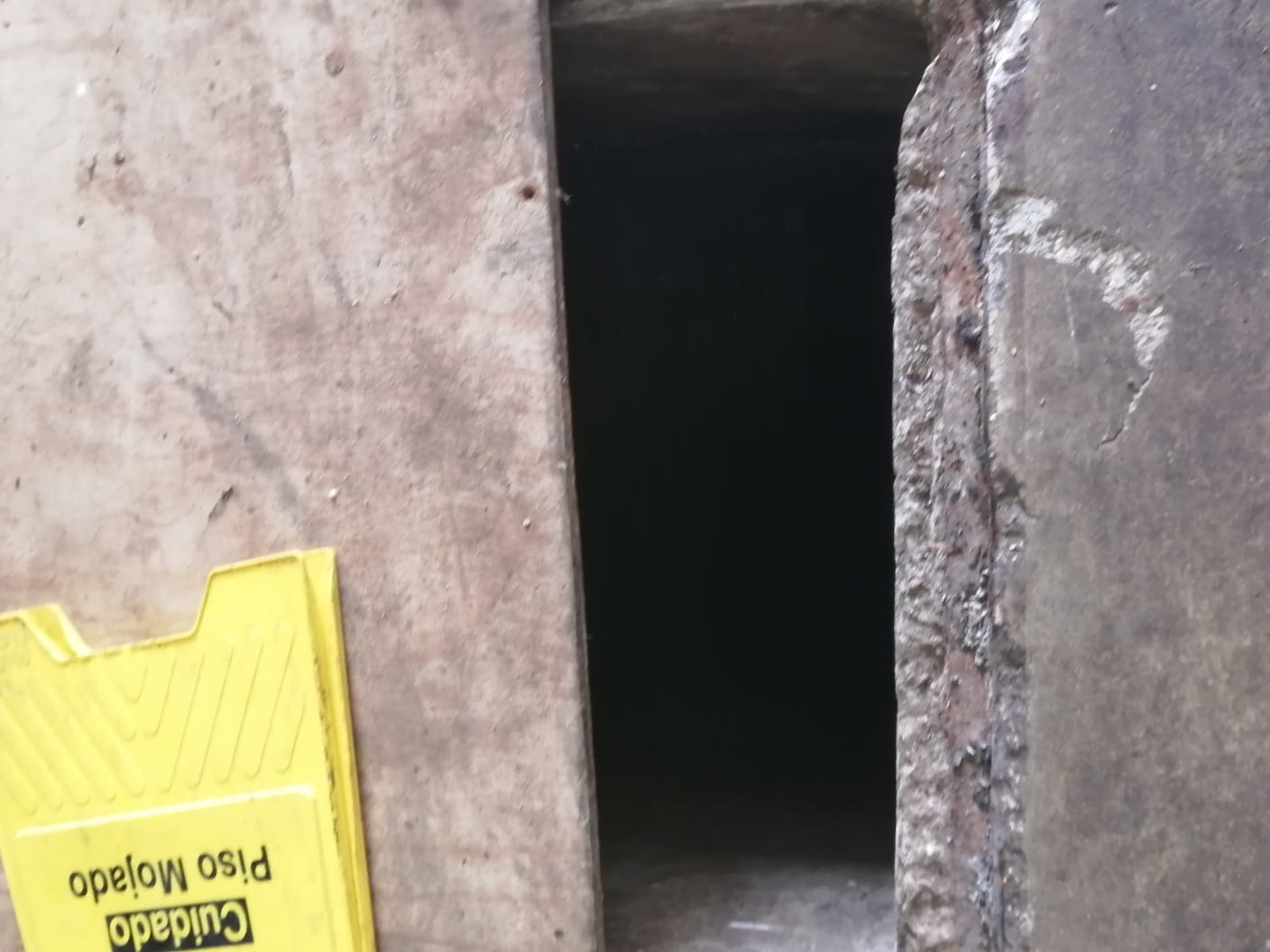 Peligro drenajes sin tapas en el mercado de Ciudad del Carmen