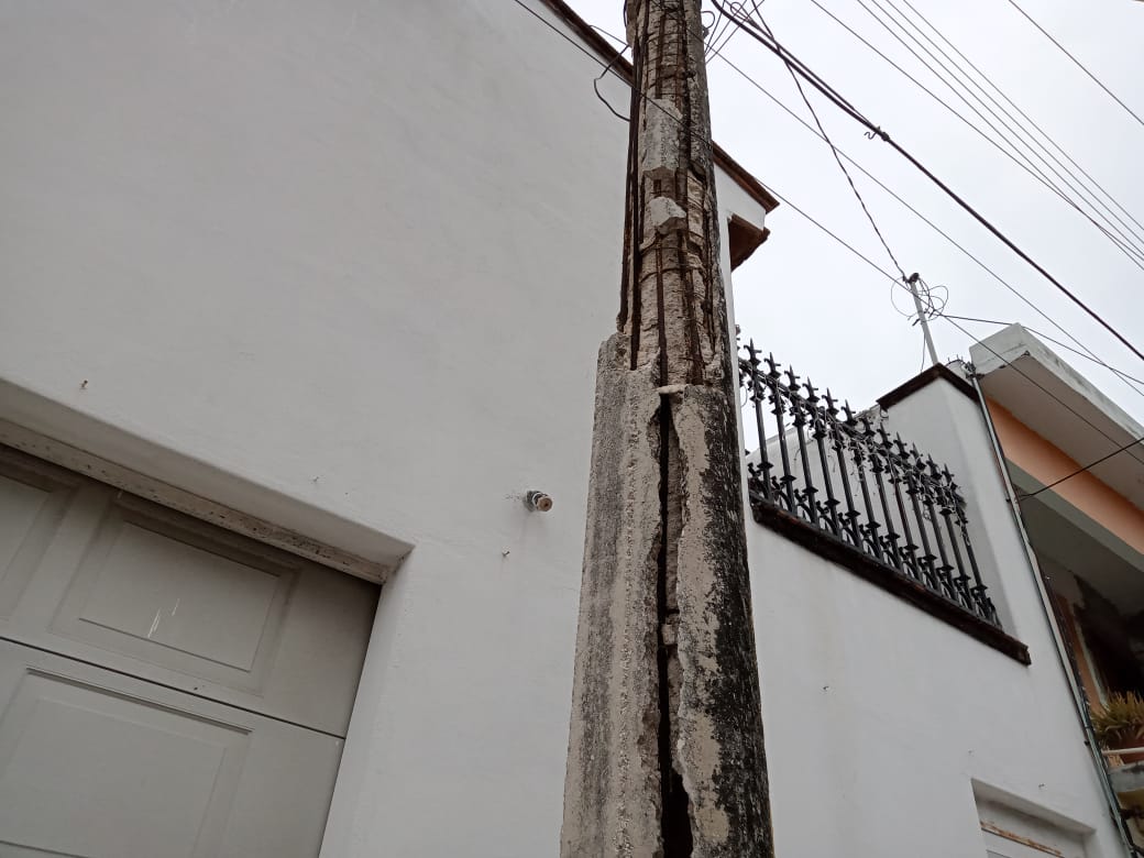 Peligro poste de la CFE a punto de colapsar
