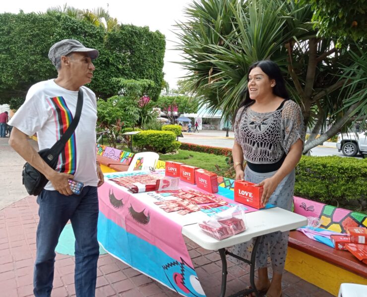 Colectivo trans por la libertad de ser y decidir distribuyen condones