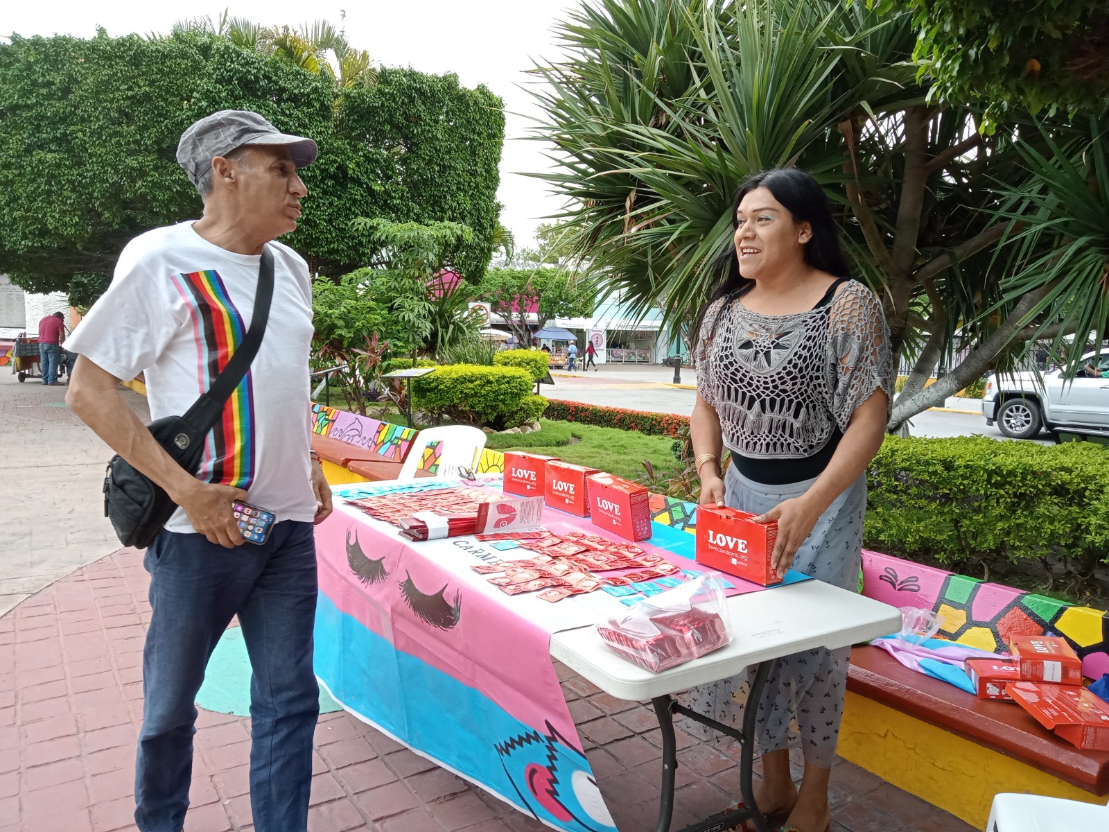 Colectivo trans por la libertad de ser y decidir distribuyen condones