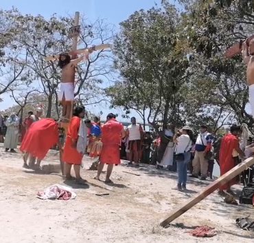 Viacrucis viviente en su representación número 45 de la Iglesia de la Asunción