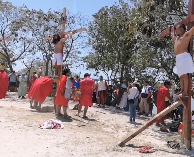 Viacrucis viviente en su representación número 45 de la Iglesia de la Asunción