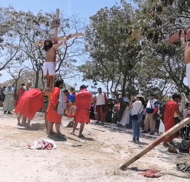 Viacrucis viviente en su representación número 45 de la Iglesia de la Asunción