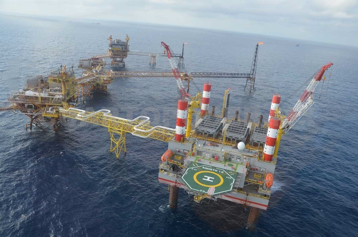 Petroleros trabajan en plataformas chatarras “bombas de tiempo”