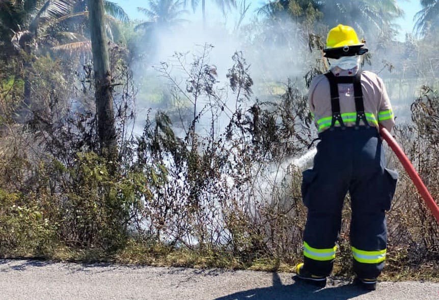 Aumenta incendios de pastizales por efecto lupa en esta temporada de calor