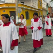 Qué es la misa crismal; es donde se consagra el santo crisma y los óleos de los catecúmenos, de los enfermos y el crismal