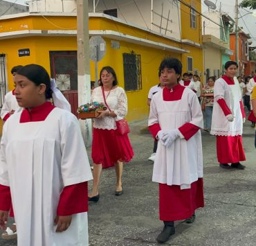 Qué es la misa crismal; es donde se consagra el santo crisma y los óleos de los catecúmenos, de los enfermos y el crismal
