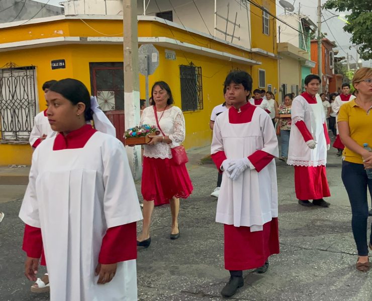 Qué es la misa crismal; es donde se consagra el santo crisma y los óleos de los catecúmenos, de los enfermos y el crismal