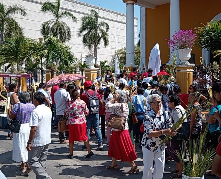 Católicos carmelitas celebran el Domingo de Ramos