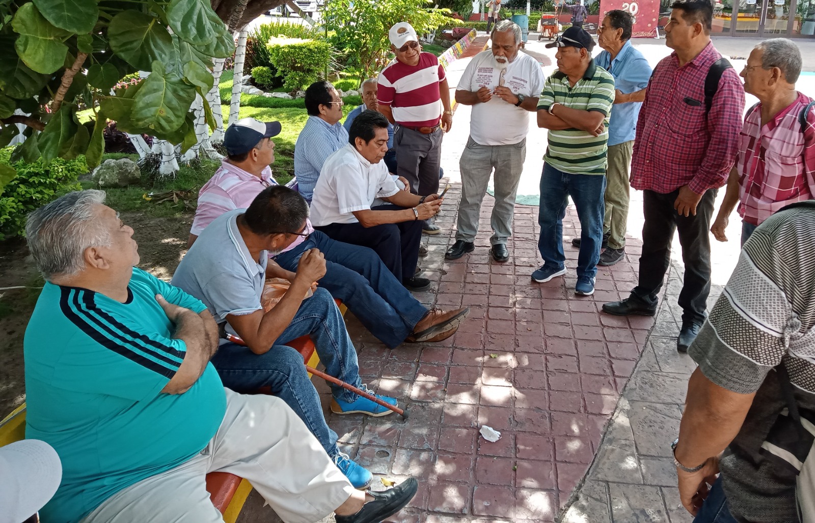 Trabajadores petroleros jubilados inconformes por violación a sus derechos