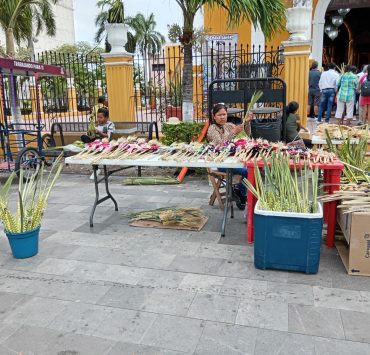 Artesanos comercializaron figuras de palmas en este Domingo de Ramos