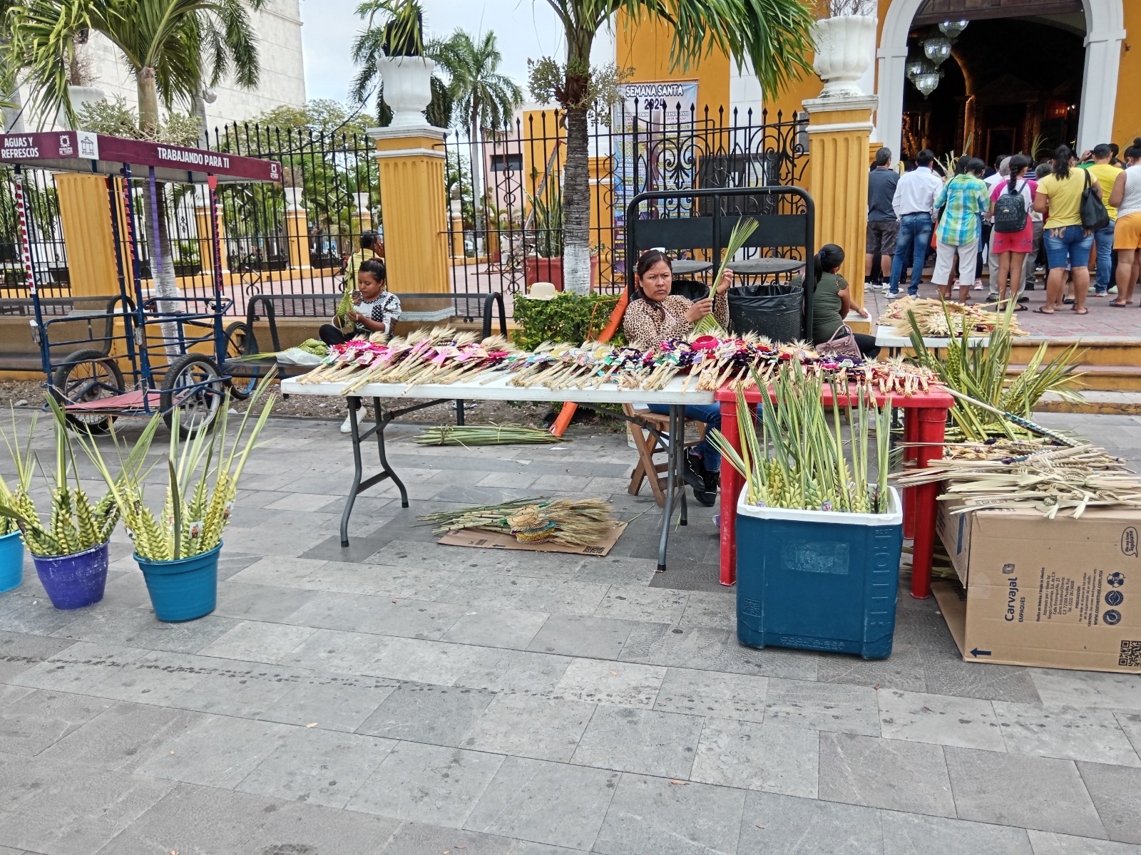 Artesanos comercializaron figuras de palmas en este Domingo de Ramos