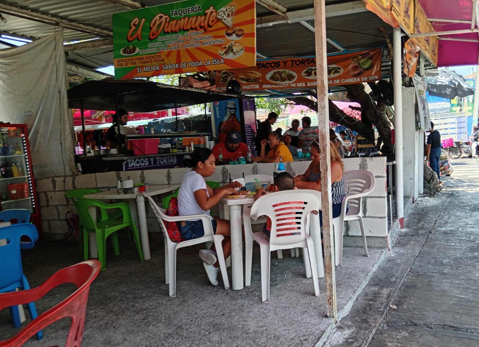 Invasiones de espacios en el mercadito “Estacionamiento del Tamarindo”