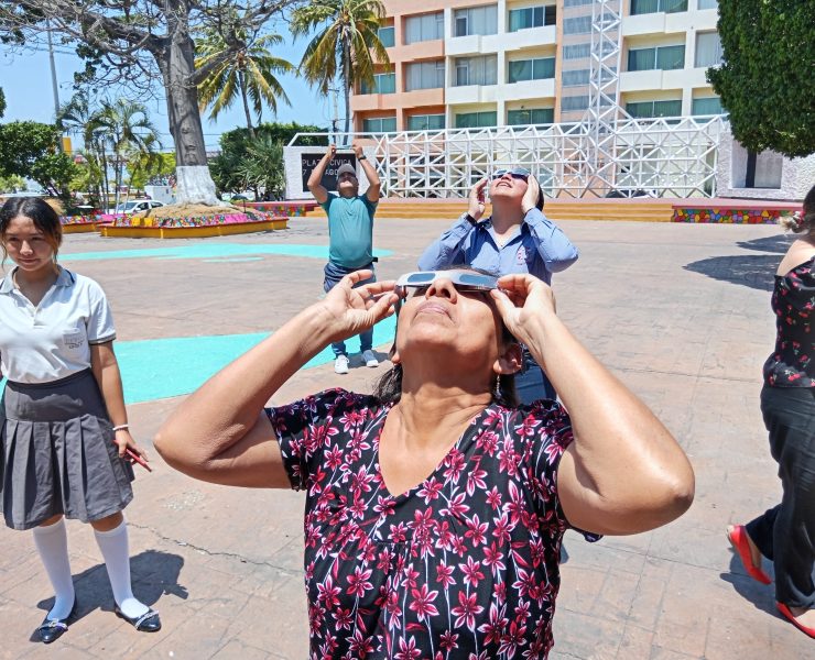 Carmelitas observan el eclipse solar