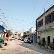 Habitantes de la calle Reforma Agraria en penumbras